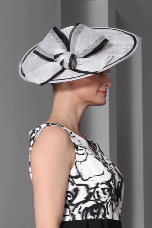 Chapeau plat à large nud blanc et noir