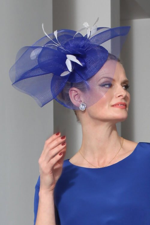 Grand chapeau de cérémonie à plumes bleu Majorelle