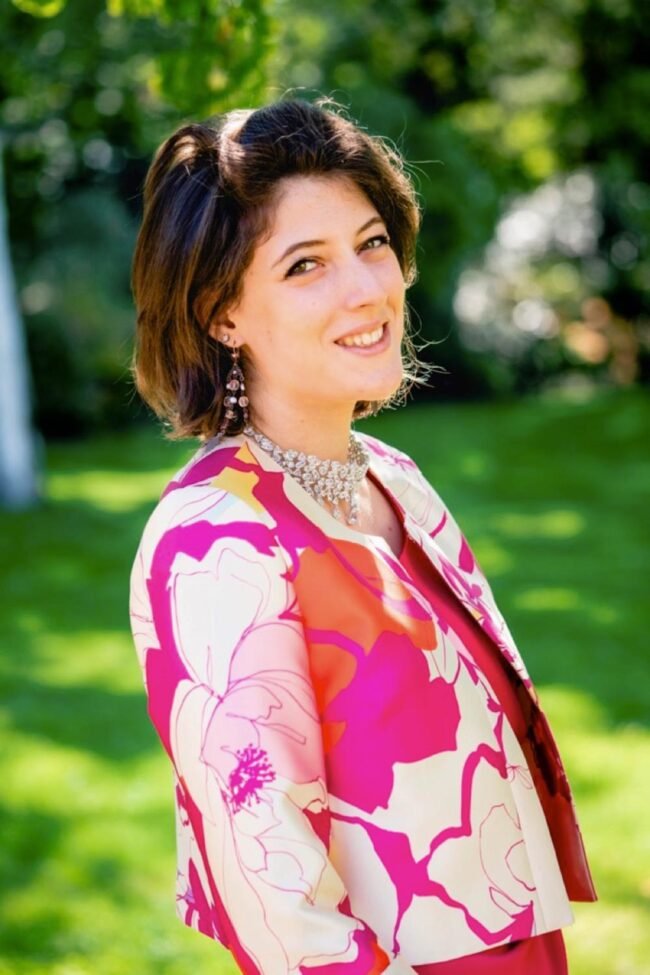 E25-THERESE-AKOLA-MAGENTA-MARINE-PIVOINE04-zoom E25-THERESE-AKOLA-MAGENTA-MARINE-PIVOINE04-zoom