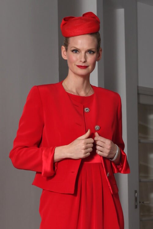 Veste courte en crêpe rouge boutons bijou ICÔNE T40
