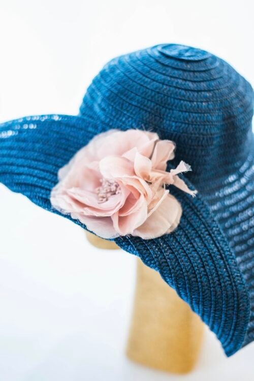 Capeline indigo avec fleur nude de cérémonie
