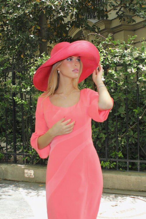 Très belle robe de cocktail SOIZIE intemporelle à dos échancré et manches volantées ainsi qu'une capeline