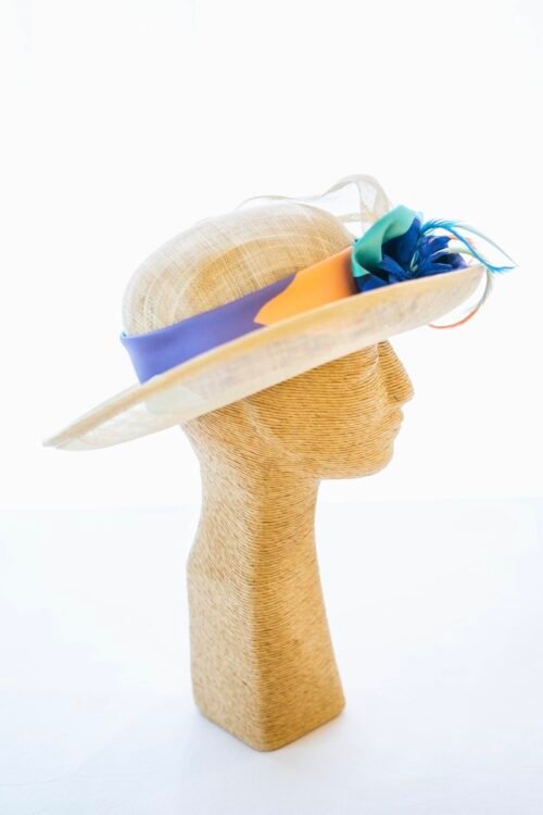Chapeau de cérémonie écru et bleu Majorelle