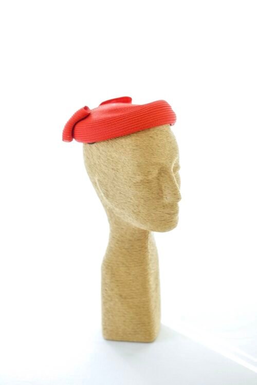 Chapeau de cérémonie sobre rouge