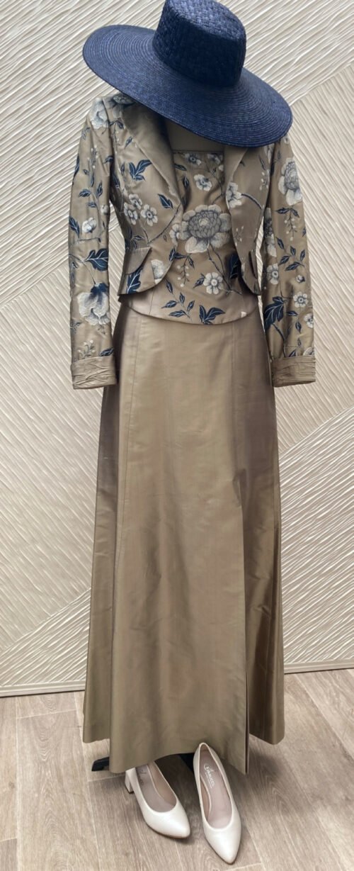 Tenue longue en soie brodée